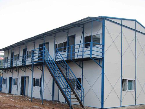 在活动板房施工中，应当采取怎样的措施使活动板房更加坚固